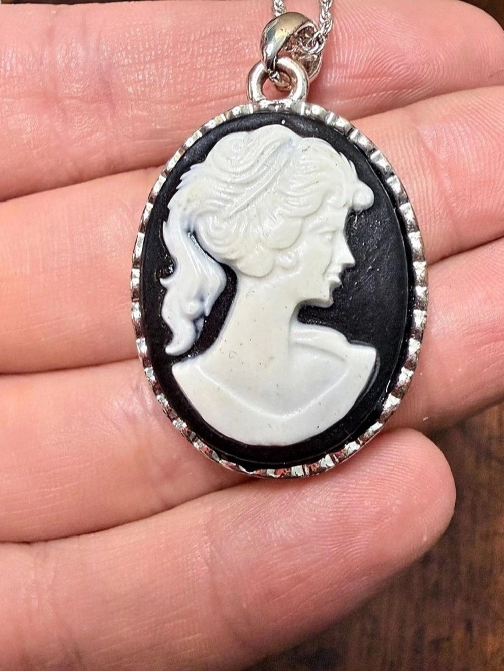Cameo pendant necklace in Black & White Like New